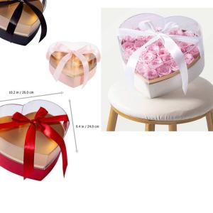 صندوق الهدايا و تنسيق زهور على شكل قلب