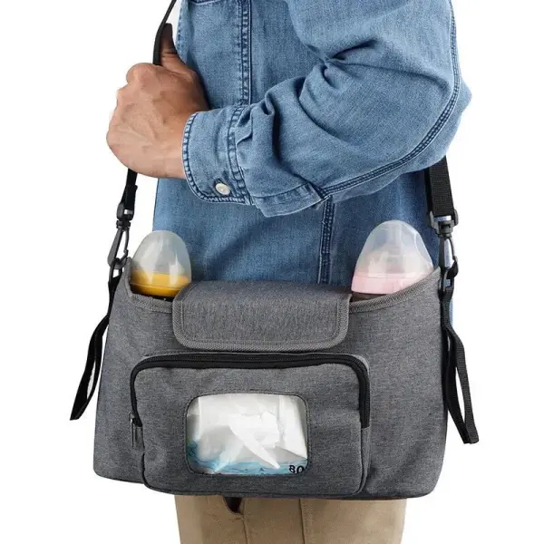 منظم أغراض على عرباية الطفل