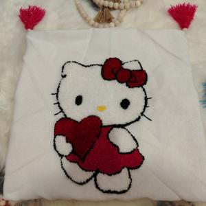 وسادة هيلو كيتي المطرزة يدوي