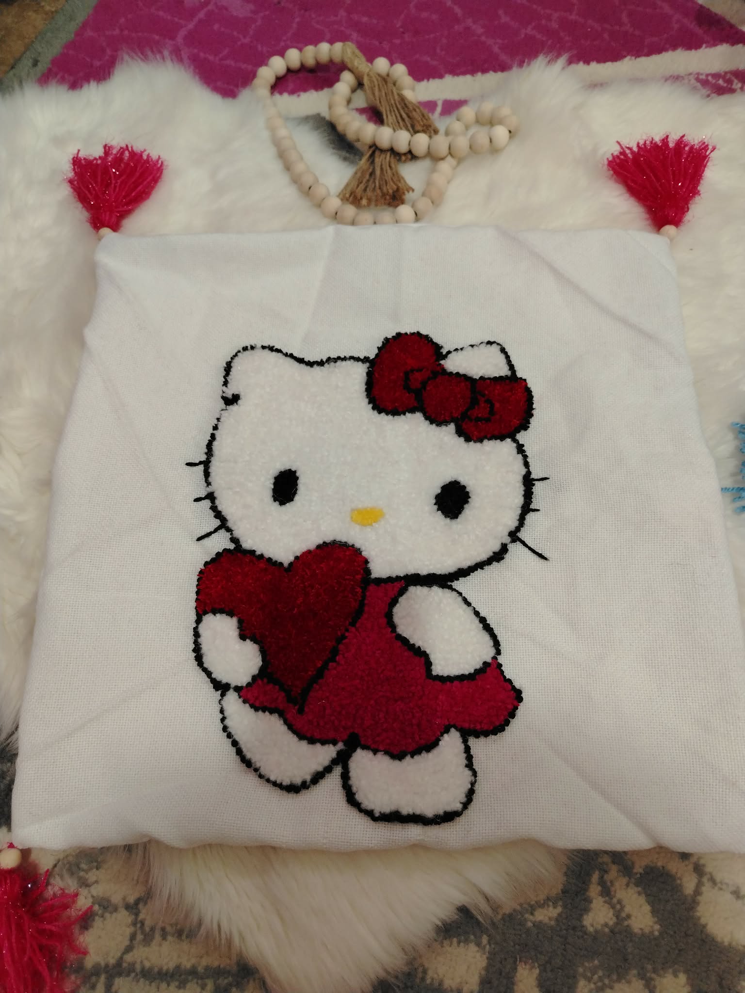 وسادة هيلو كيتي المطرزة يدوي