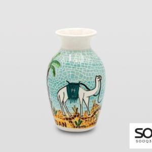 مزهرية مشغولات خزفية بادية جملة وسماء زرقاء