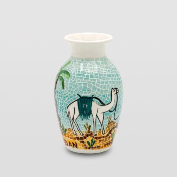 مزهرية مشغولات خزفية بادية جملة وسماء زرقاء