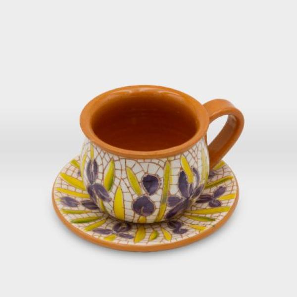 فنجان قهوة مع صحن مشغولات خزفية زيتون