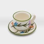 فنجان قهوة مع صحن مشغولات خزفية ورود وزهور