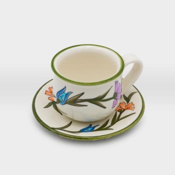 فنجان قهوة مع صحن مشغولات خزفية ورود وزهور