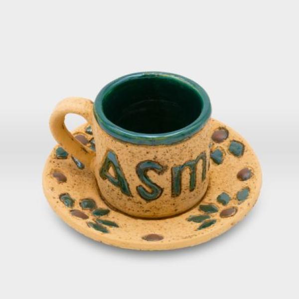 فنجان قهوة مع صحن مشغولات خزفية خط عربي