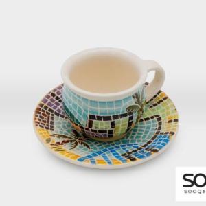 فنجان قهوة مع صحن مشغولات خزفية قرية