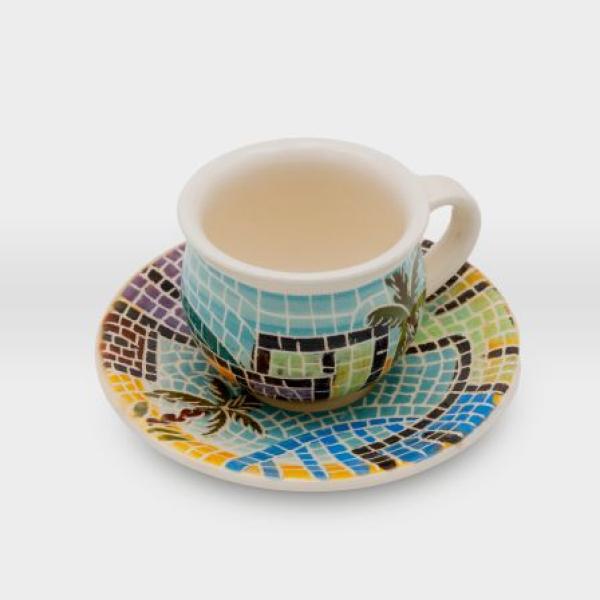 فنجان قهوة مع صحن مشغولات خزفية قرية