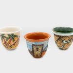 فنجان قهوة مع صحن مشغولات خزفية قرية