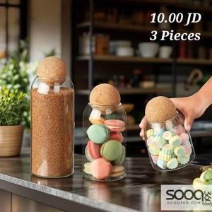 طقم البرطمانات الزجاجية المميز بغطاء "الفلين" الكروي.