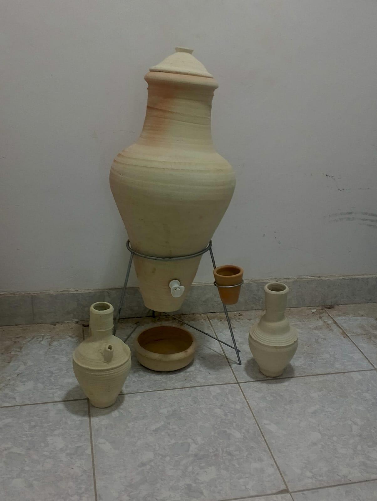 جرة ماء من الصلصال طبيعي