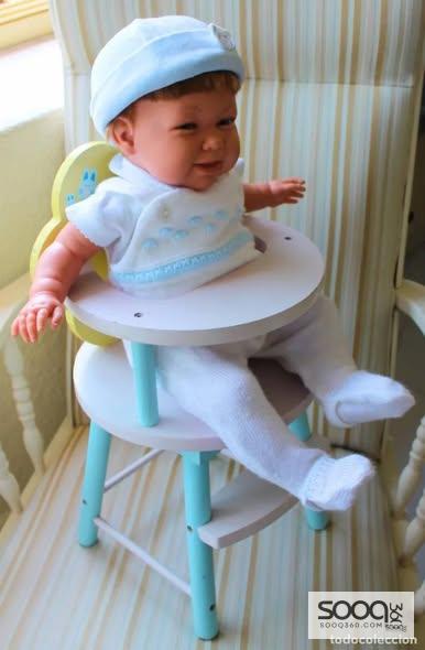 كرسي مرتفع للدمى