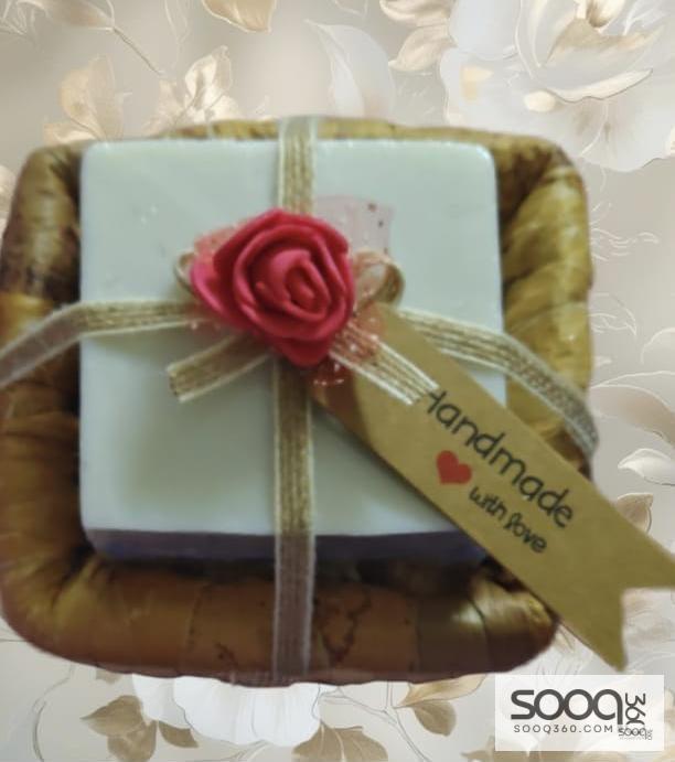 صابون زيت الزيتون بسلة ورق الموز handmade ( للهدايا و التوزيعات للمناسبات المختلفة )