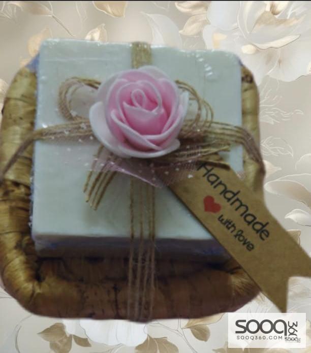 صابون زيت الزيتون بسلة ورق الموز handmade ( للهدايا و التوزيعات للمناسبات المختلفة )