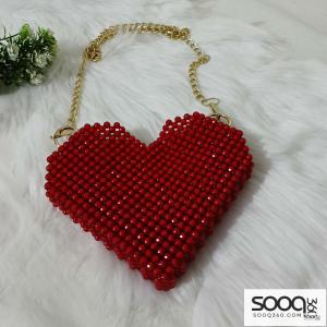شنطة خرز راس قلب لون احمر