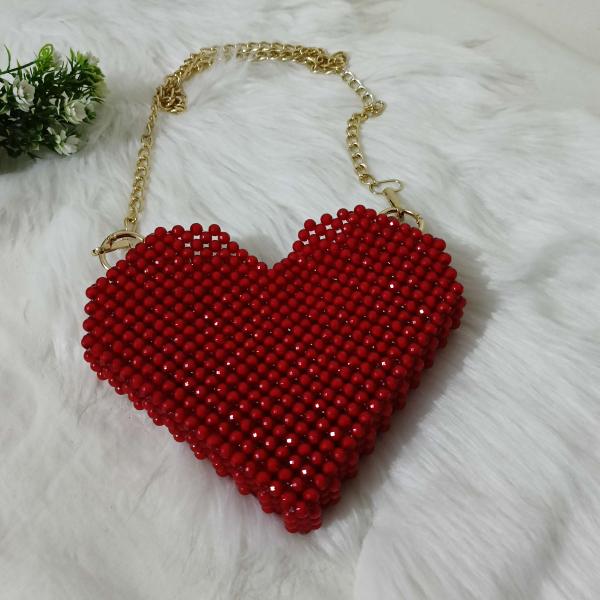 شنطة خرز راس قلب لون احمر