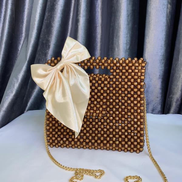 شنطة خرز لون بني حجم وسط