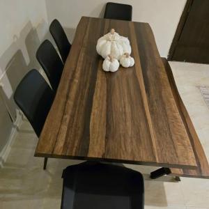 طاولة خشب انتيك